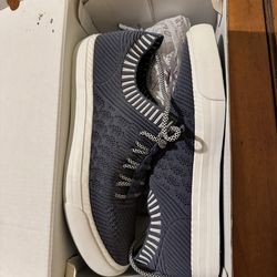NEW IN BOX — Cute Ladies Blowfish Sneakers