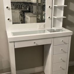 Vanity Desk With Mirror 