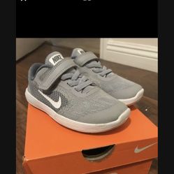 Nike Revolution Kids Size 9