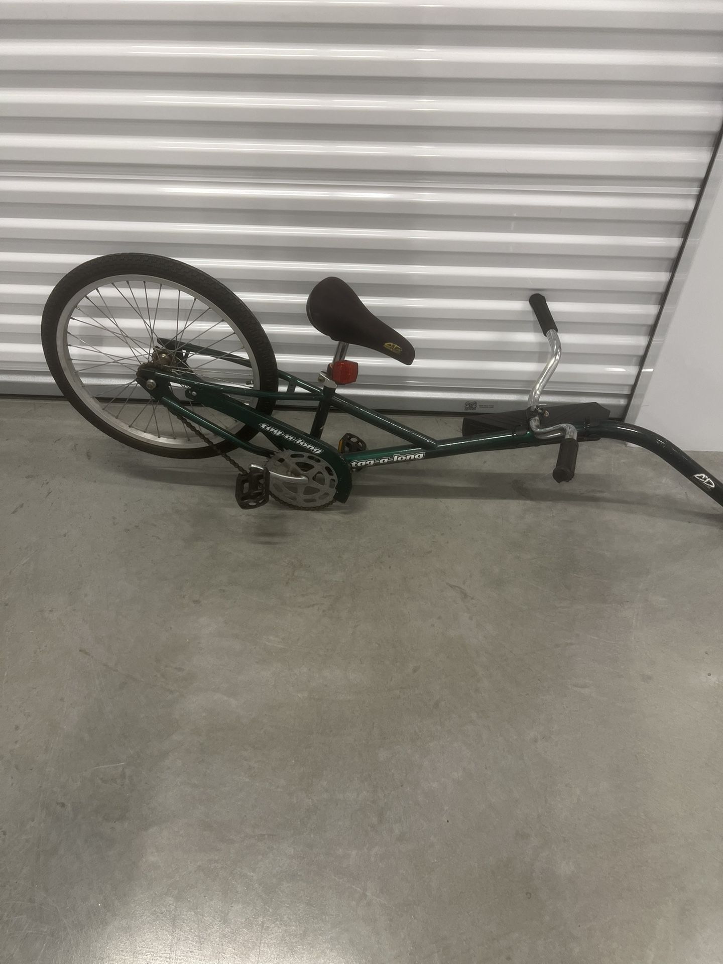 Tag a long bike. Used in good condition with minor cosmetic blemishes. These blemishes are in the form of minor scratches and scuff marks associated