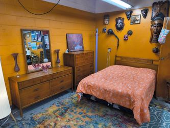 4 Piece MCM Vintage Dove Tailed Bedroom Set For Sale 

- All Drawers Large Arhaus Chesterfield Sofa With Tuffe Design For Sale 