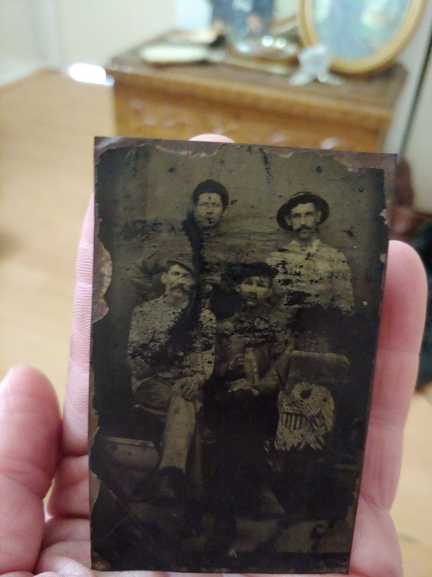 Civil war tin daguerreotype. Fair condition. Highly collectible. Authentic