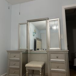 Girl’s Full Bedroom Set In Great Condition For Sale 
