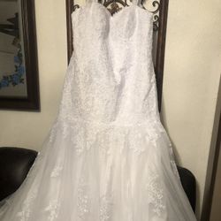 WEDDING DRESS  AJUSTABLE  SIZE FIFTS 16-18 -20   NEW  ASKING 120 CASH ONLY 