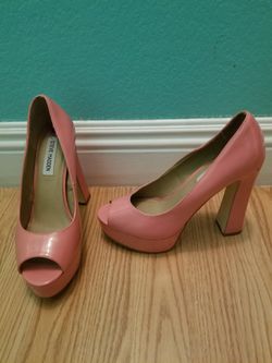 Steve Madden Peach. Chunky high heels.. Size 8 1/2 womens... Good condition