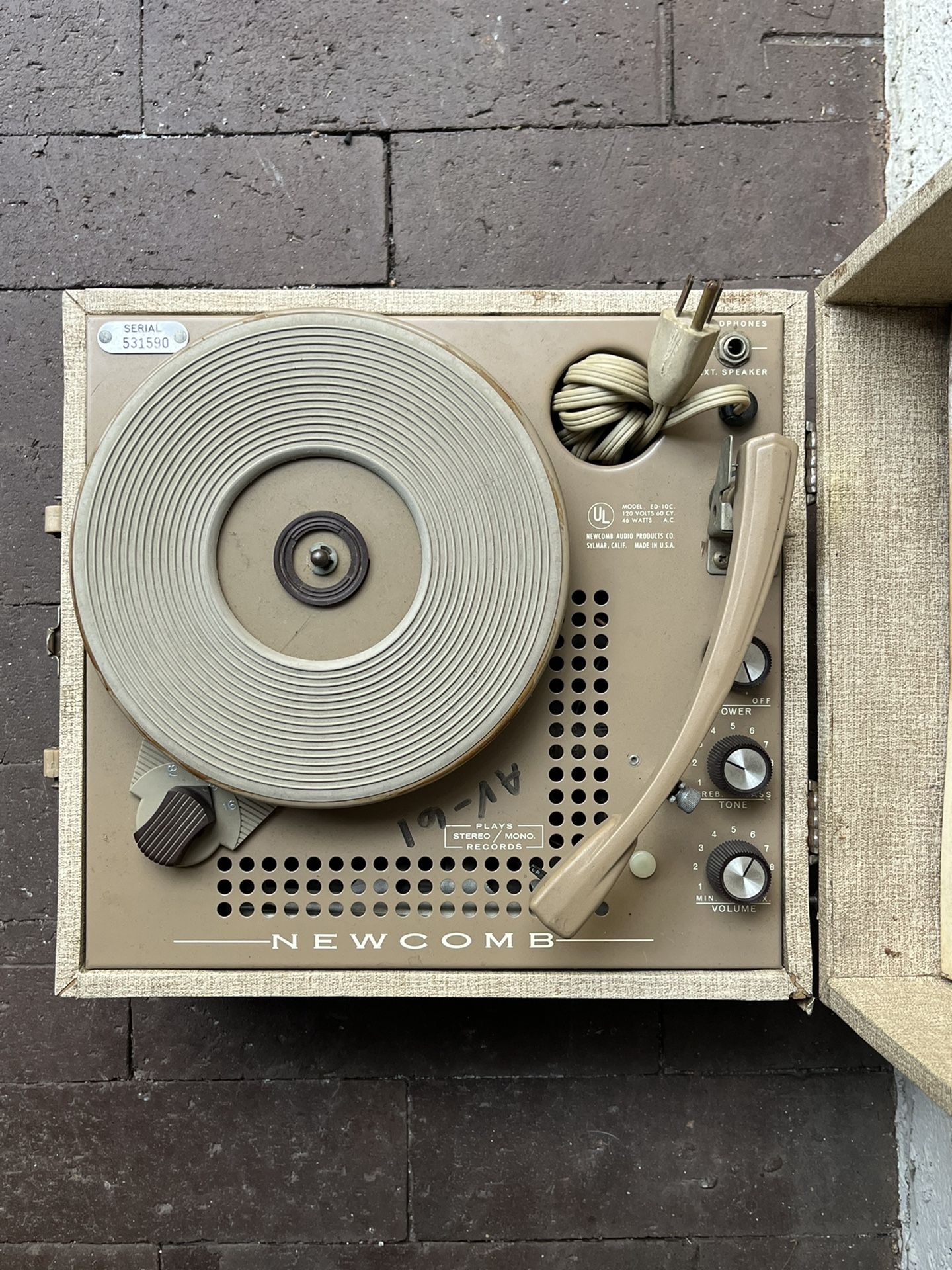 Vintage Newcomb EDT-20B Portable Turntable 