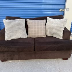 FREE DELIVERY 🚚🚛🚚 Super nice brown couch