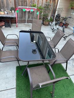 Outdoor patio table and 6 chairs