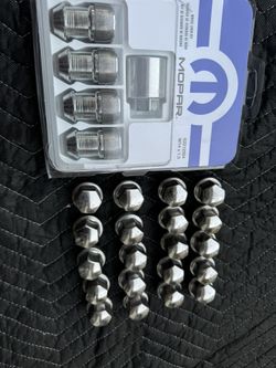 Mopar Lugs And Lock Set