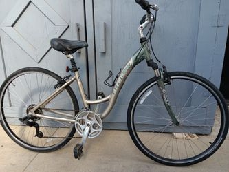 TREK. Hybrid. 700c Tires