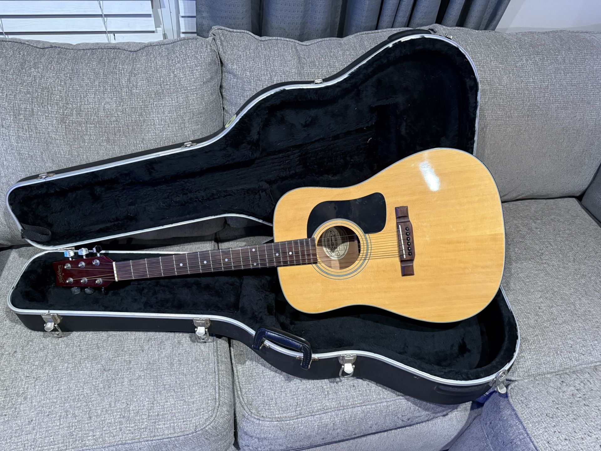 Washburn Acoustic D-10N Guitar With Case
