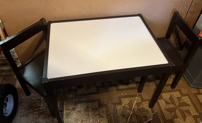 Kids table and chairs 