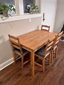 Nice Small Pine Wood Dining Set Good Condition!!! Table with 4 Chairs! I Can Deliver