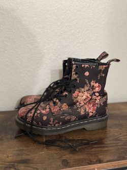 Size 7 Dr.Martens 1460 W Women's boots