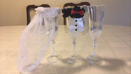 Champagne glasses with wedding decorations
