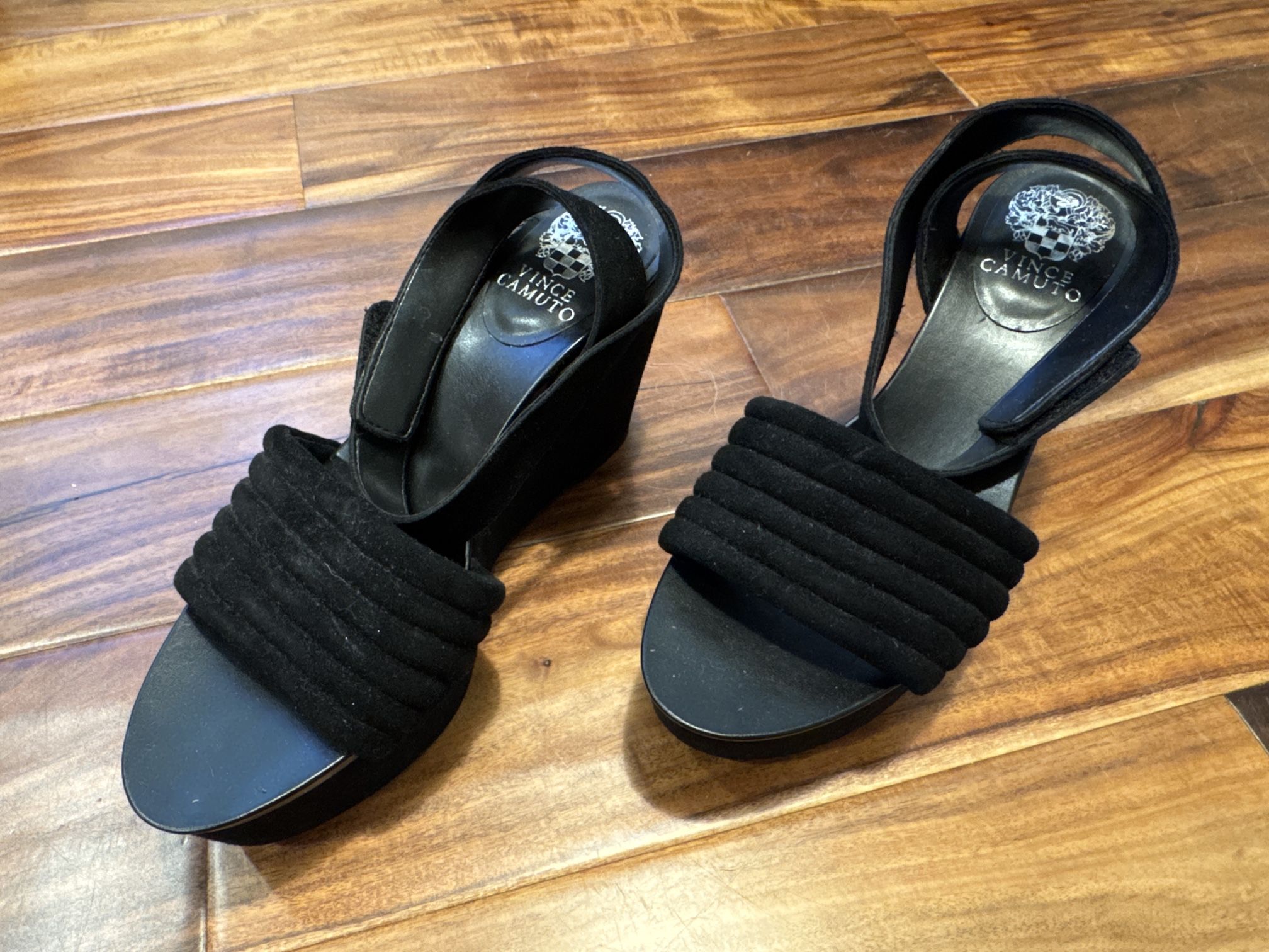 Vince Camuto VV-Varelnta Black Wedge Sandals – Size 8.5M / 39 NEW