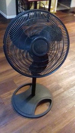 Lasko 16 Oscillating Pedestal Stand 3-Speed Fan, Model #S16500, Black for  Sale in Tempe, AZ - OfferUp