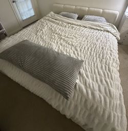Cama King boucle crema + colchón