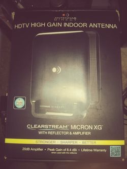 High gain HDTV antenna with signal amplifier and reflector