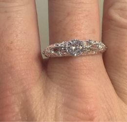 Vintage style filigree 925 silver band ring with round-cut Moissanite diamond in the middle! Women’s size 9! NEW!