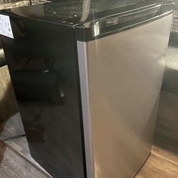 Mainstays 4.4 Cu Ft Compact Refrigerator, Stainless Steel Look, Single Door Mini Fridge with Freezer