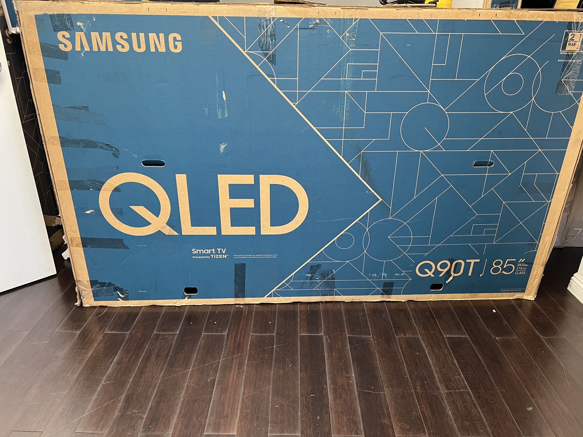 SAMSUNG 85-inch Class QLED Q90T Series - 4K UHD Direct Full Array 16X Quantum HDR 16X Smart TV with Alexa Built-in (QN85Q90TAFXZA, 2020 Model