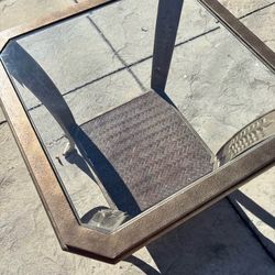 Good condition glass coffee table 26 x 26 x 24“