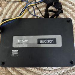 procesador de audio digital compacto diseñado para sistemas de audio de automóviles. 