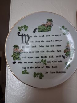 Set of Irish keep sakes plates