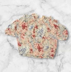 Chic floral blouse with ruffle sleeves