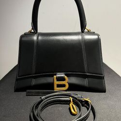 Women's black handbag or shoulder bag