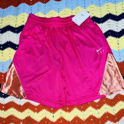 NICE NIKE  WOMEN”S SHORTS NEW WITH TAG ONLY $25