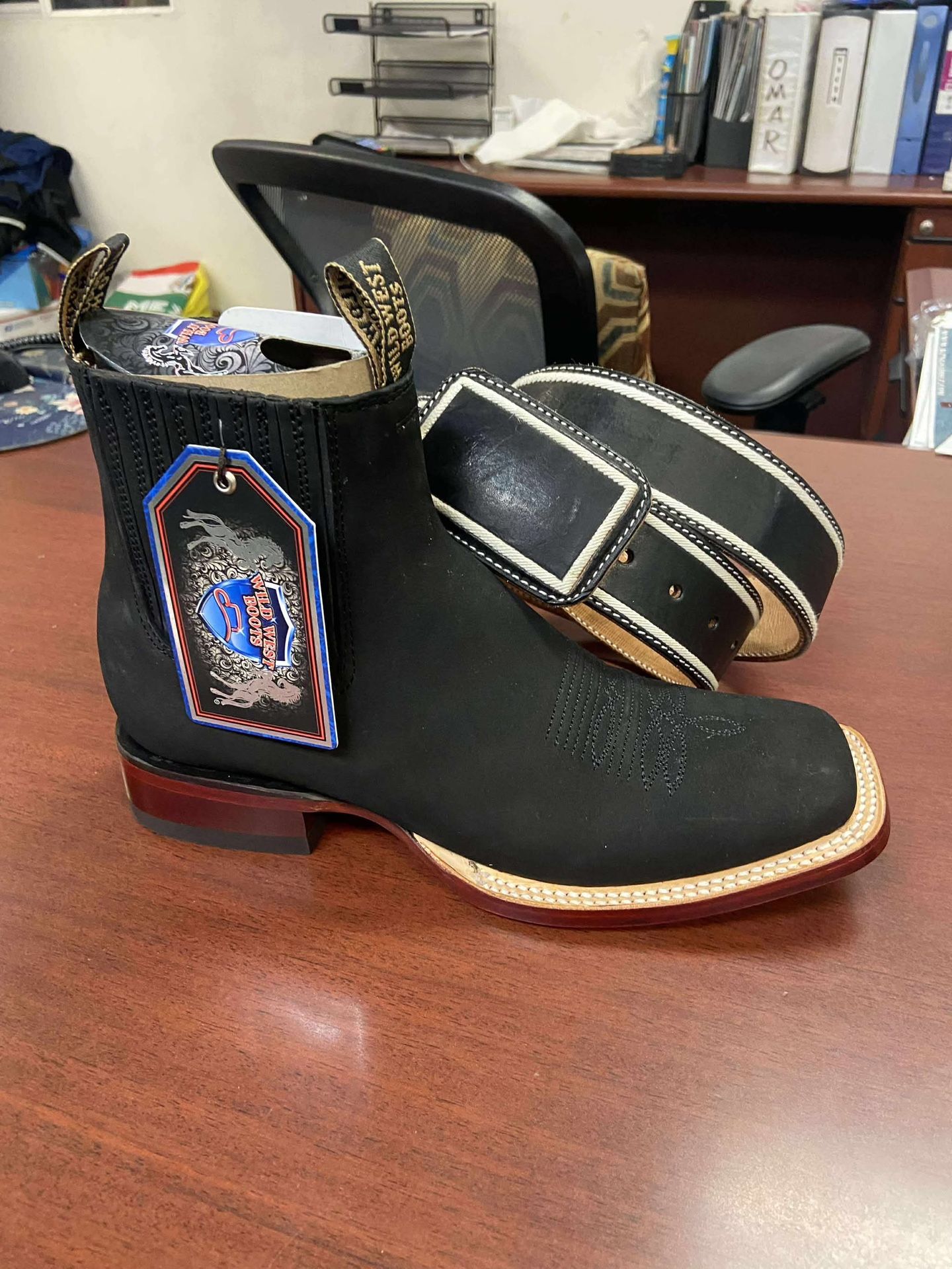 Botín de piel punta cuadrada y cinturón Pitiado acordonado