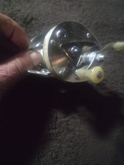2 vintage fishing reels Shakesphere 400 & JC Higgens