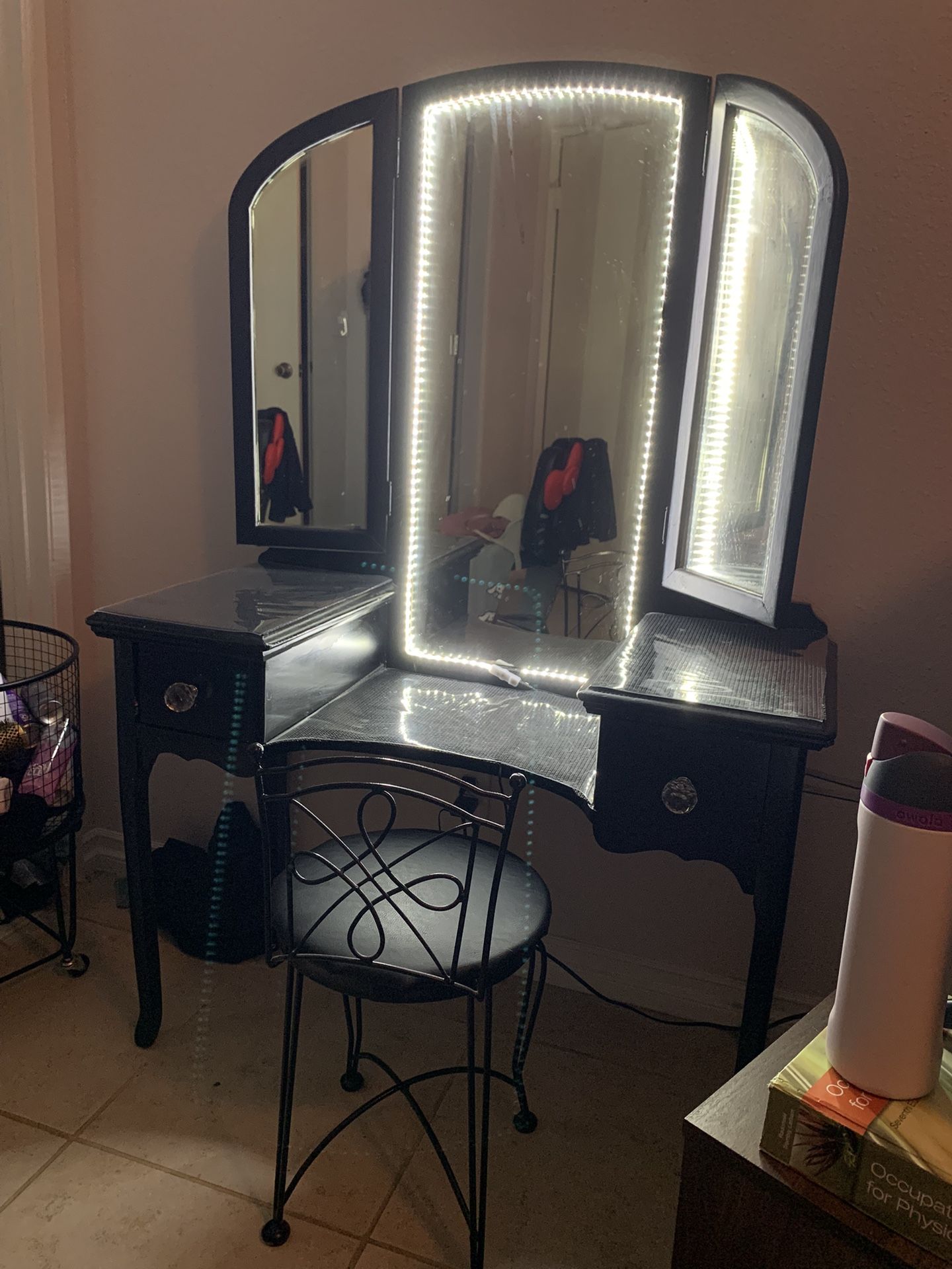 Vanity Table With Lights