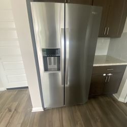 Whirlpool Side By Side Refrigerator 5 Months Old 