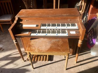 FREE Organ with bench seat