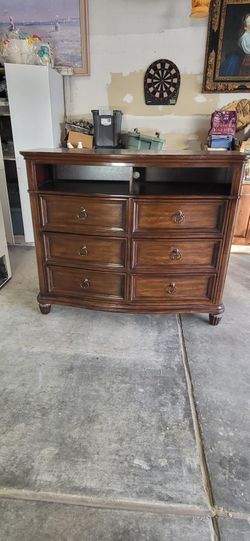 Solid Wood Dresser. Dove Tail Joints