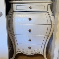 Elegant 5-Drawer Dresser and vanity for Sale