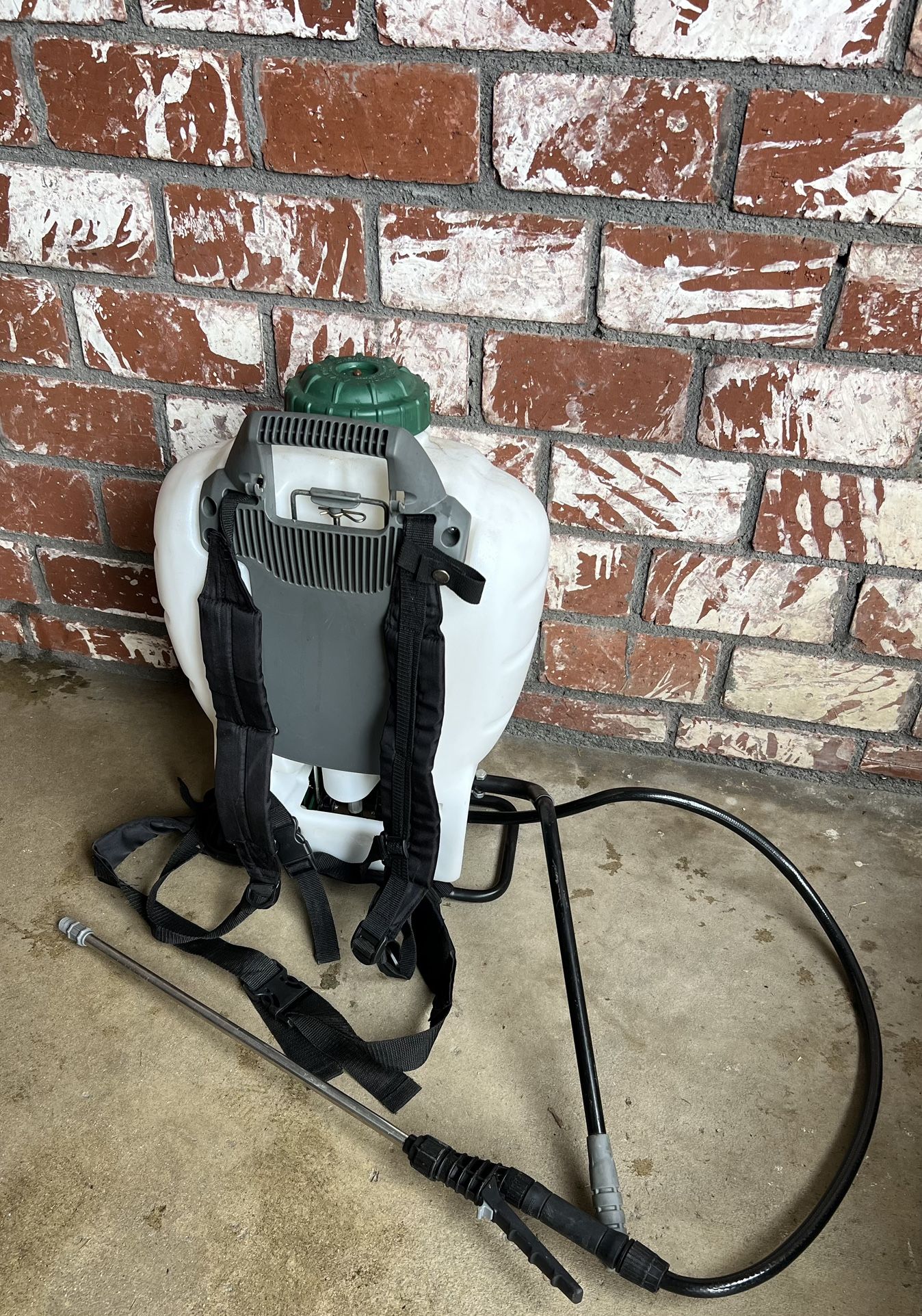 LESCO - 190344 - No-Leak Sprayer Piston 4 Gal Pump Backpack In Good Condition