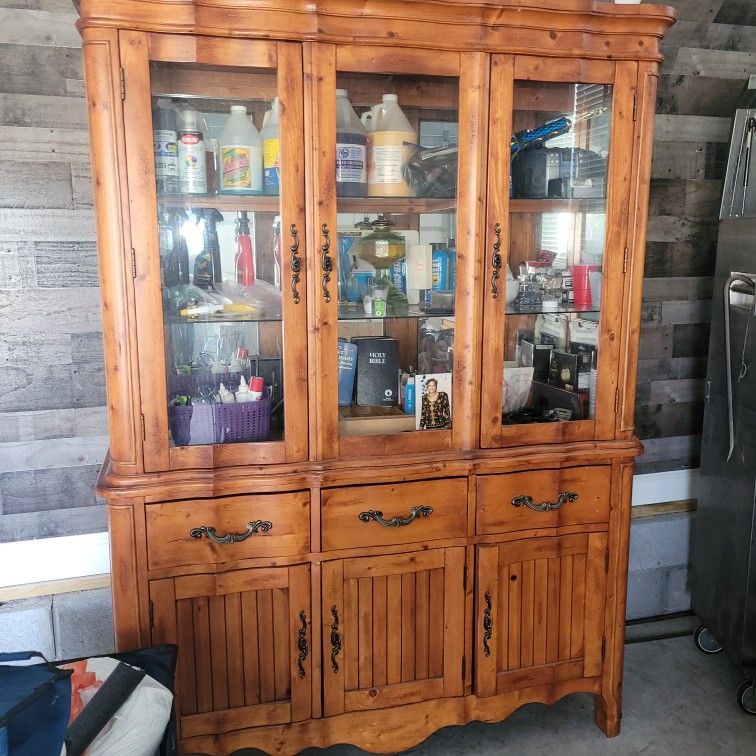 China Cabinet/hutch w/light