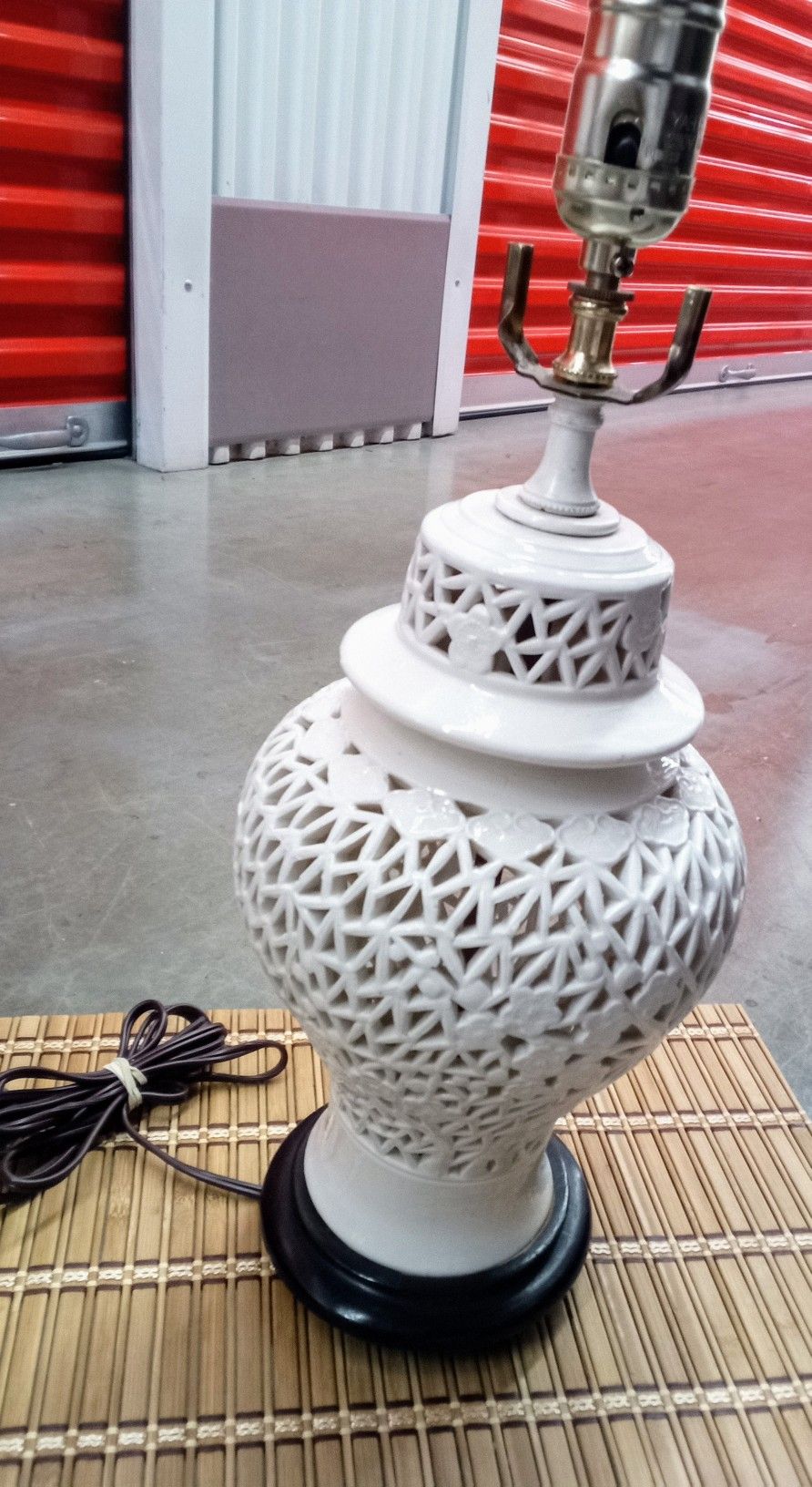 VINTAGE CHINESE ANTIQUE MID 20'S CENTURY WHITE PORCELAIN HOLLOW ART DESK LAMP