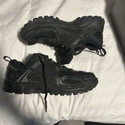 Nike Vemero 5 Size 5 Youth NO BOX