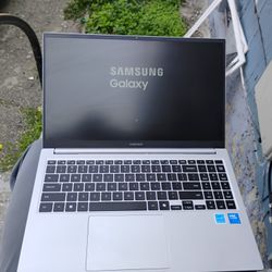 Samsung Galaxy Book4 15.6" Laptop – Intel Core i7 / 16GB RAM / 512GB SSD – $360