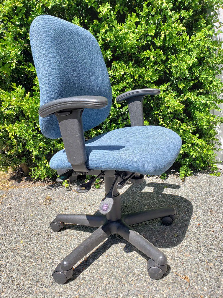 Armed Adjustable Office Chair 
