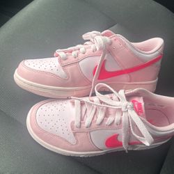 Nike dunk low triple pink