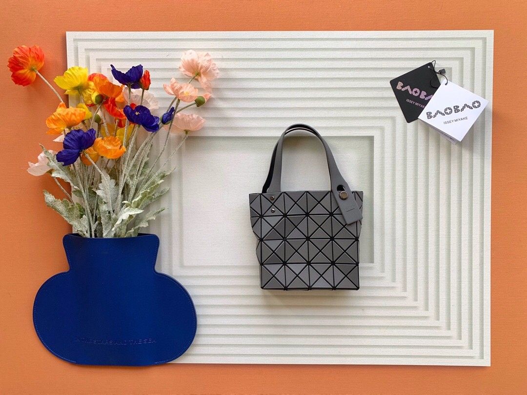 ISSEY MIYAKE BAO BAO ππ
Size: 16cm * 16cm * 4cm
LUCENT BOXY series - Small Square Box Classic Snap-on Small Square Box Restores the classic design.