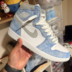 Jordan 1 Hyper Royals 