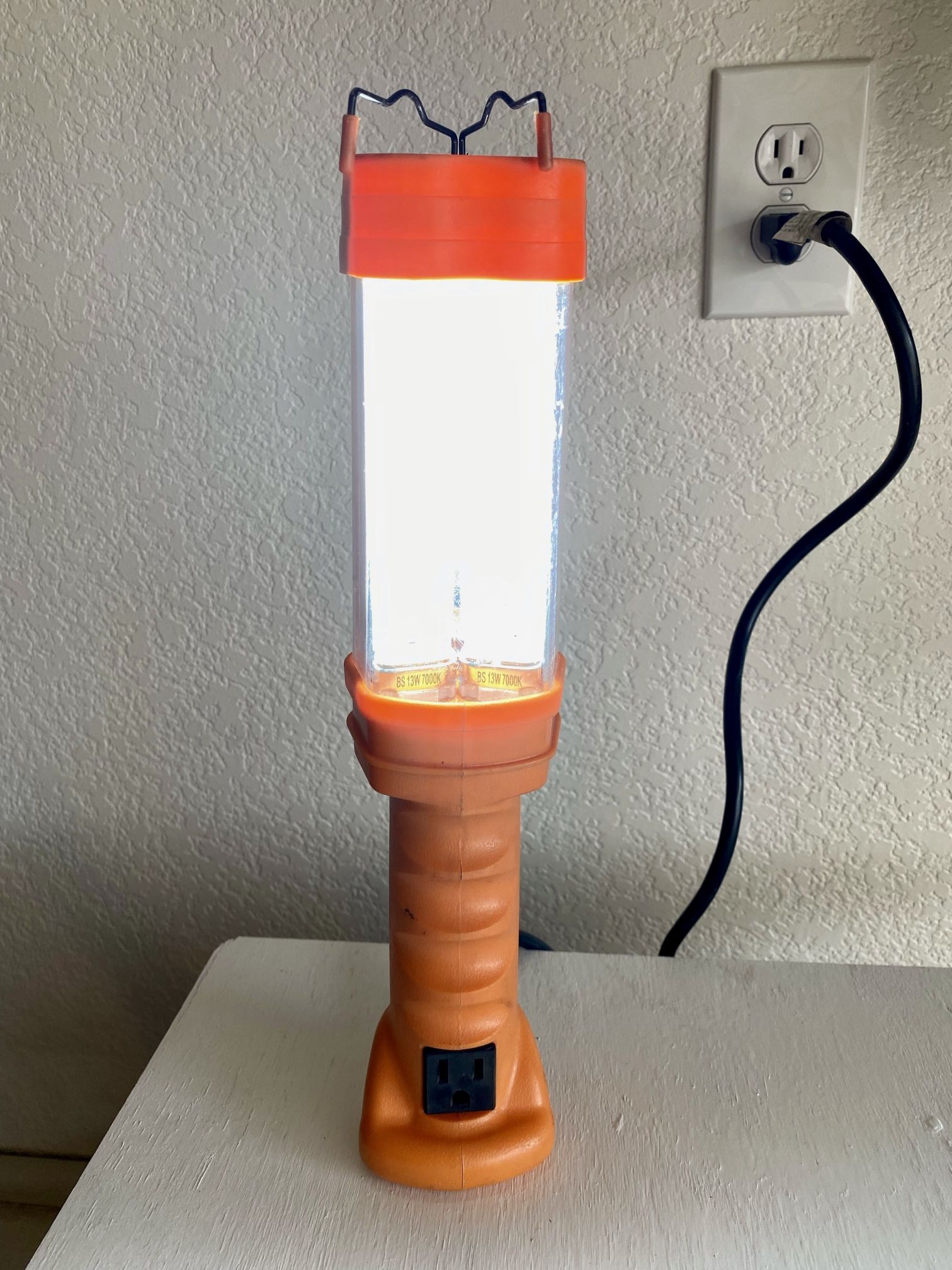 Portable Fluorescent Work Light With Hook