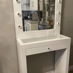 Vanity Desk With Mirror 